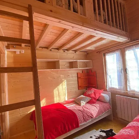 Деревянный коттедж Les Du Marais