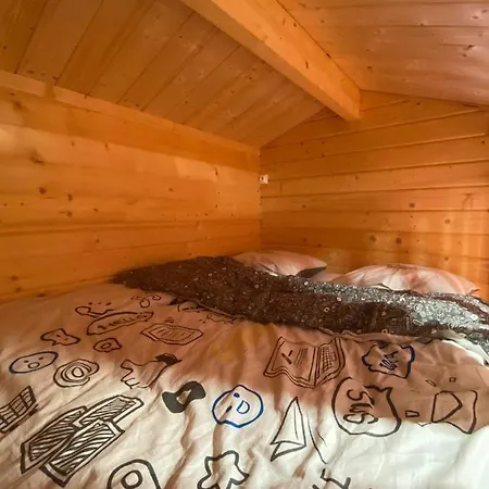 Деревянный коттедж Les Du Marais