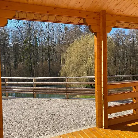 Les Du Marais Деревянный коттедж